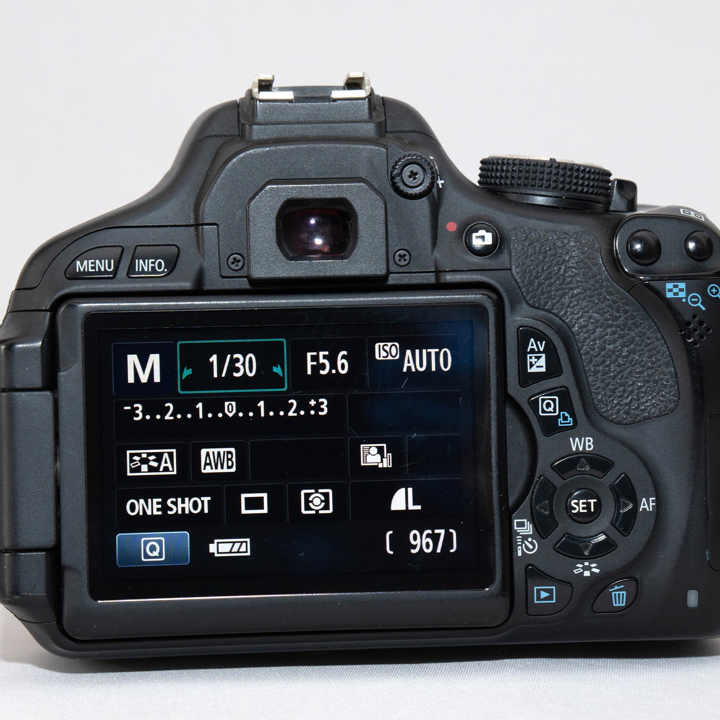 [ Good ] CANON EOS Kiss X5 EOS Rebel T3i EOS 600D with Lens EF-S 18-55mm F3.5-5.6 IS II STM